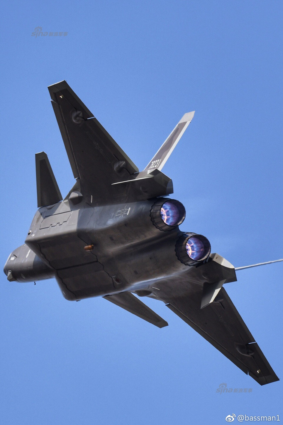 Được trang bị 2 động cơ nội địa loại WS-10B, chiến đấu cơ J-20 của Trung Quốc dự kiến sẽ có tốc độ bay tối đa lên tới Mach 2,5. Tuy nhiên các thông số như tầm bay tối đa, trần bay,... vẫn chưa được tiết lộ cụ thể. Nguồn ảnh: Sina.