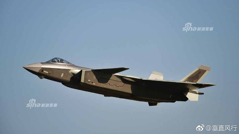 Tuy nhiên truyền thông Trung Quốc cũng tỏ ra khá lạc quan với việc nước này đang có tới 4 dây chuyền lắp ráp J-20 và sẽ sớm gia tăng số lượng chiến đấu cơ loại này trong biên chế Không quân Trung Quốc. Nguồn ảnh: Sina.