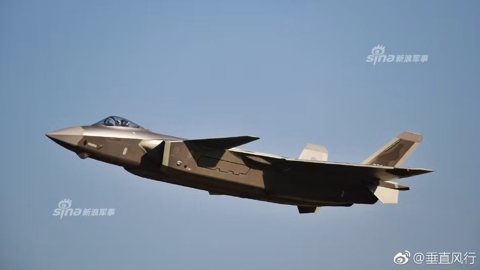 Tuy nhiên truyền thông Trung Quốc cũng tỏ ra khá lạc quan với việc nước này đang có tới 4 dây chuyền lắp ráp J-20 và sẽ sớm gia tăng số lượng chiến đấu cơ loại này trong biên chế Không quân Trung Quốc. Nguồn ảnh: Sina.