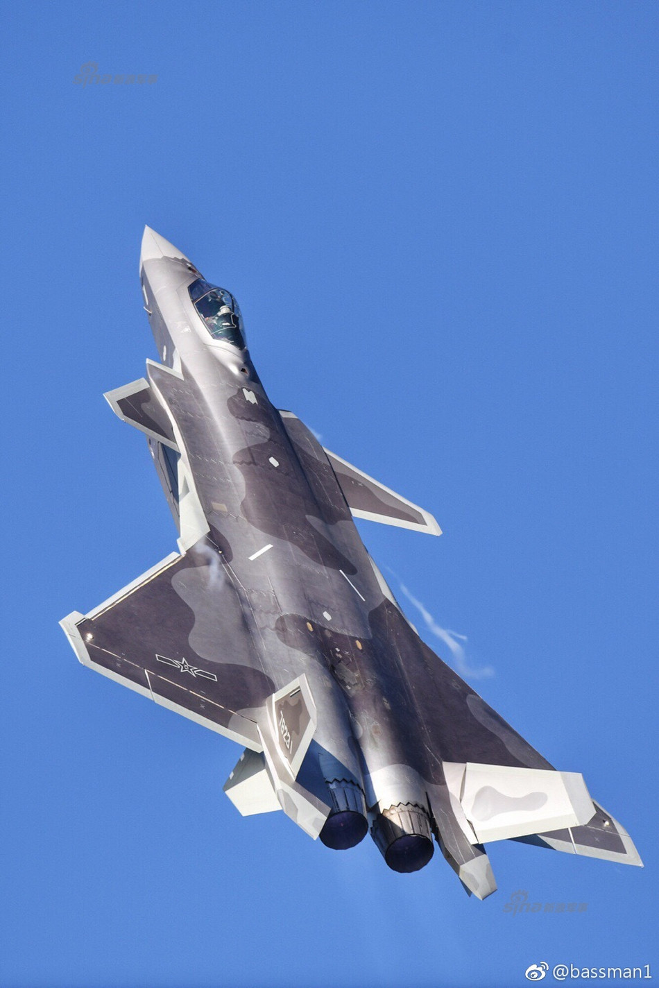 Chiến đấu cơ tàng hình này có khả năng mang theo các tên lửa không đối không tầm trung PL-10, PL-12, tầm xa PL-21, tên lửa không đối không tầm ngắn PL-8 và bom thông minh LS-6. Tổng tải trọng vũ khí tối đa có thể lên tới 5 tấn. Nguồn ảnh: Sina.