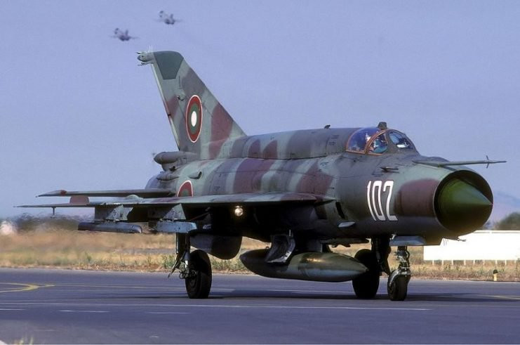 MiG-21 rẻ, đơn giản và có thiết kế cực kỳ hiệu quả và đã từng được coi là biểu tượng của "vũ khí Liên Xô" trong suốt Chiến tranh Lạnh. Nguồn ảnh: Warhistory.