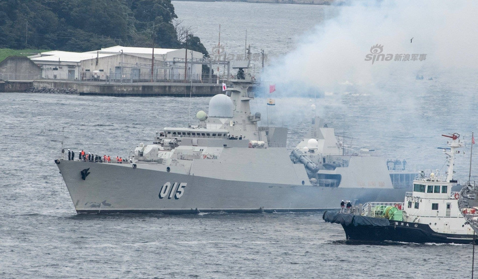 Các loại vũ khí trên tàu 015 bao gồm tên lửa diệt hạm Kh-35, pháo hạm AK-176M, pháo cao tốc AK-630M, pháo phản lực tên lửa CIWS Palma cùng ngư lôi 53-65 ASuW. Nguồn ảnh: Sina. Cận cảnh hệ thống pháo cao tốc AK-630 và trực thăng săn ngầm được biên chế trên tàu 015. Nguồn ảnh: Sina.