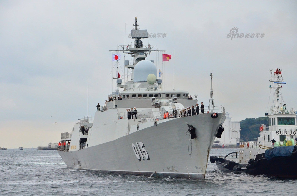 Tốc độ tối đa mà Tàu 015 có thể đạt được là 30 hải lý/giờ và có dự trữ hành trình 45 ngày. Tàu được trang bị các nhiều loại radar quét và điều khiển hoả lực khác nhau với tầm quét từ 150 tới 450 km tuỳ mỗi loại. Nguồn ảnh: Sina.