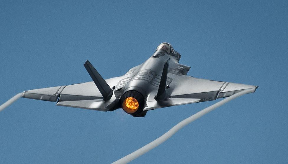 Trước khi tiếp nhận tổ hợp tên lửa S-300 đầu tiên từ Nga hôm 2/10, truyền thông Syria mà đặc biệt là Ngoại trưởng Syria Walid Muallem cho biết, việc Damascus sở hữu tên lửa S-300 là điều sớm muộn gì cũng diễn ra và nước này đang quan tâm tới một tổ hợp vũ khí phòng không đáng sợ hơn đó là S-400 Triumf. Và theo nhiều chuyên gia phân tích nhận định, sở dĩ Syria nôn nóng muốn sở hữu S-400 là xuất phát từ nỗi lo mang tên F-35I Israel. Nguồn ảnh: Pinterest.