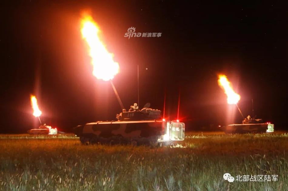 Tháp pháo của PLL-05 lại hoàn toàn phù hợp khi kết hợp với khung gầm bánh xích của xe chiến đấu bộ binh ZBD 08. Tới đây, PLZ-05A đã chính thức ra đời và được coi là có khả năng chiến đấu tương đương với 2S31 Vena mà Nga hiện đang sở hữu. Nguồn ảnh: Sina.