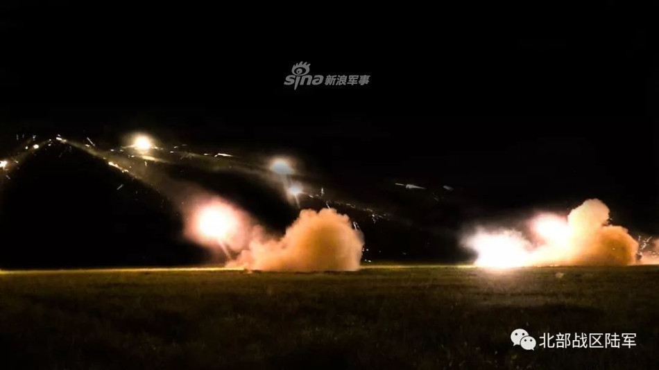 Khi sử dụng đầu đạn HEAT bắn thẳng, PLZ-05A có khả năng xuyên qua 650 mm thép cán đồng nhất ở khoảng cách 1 km. Tuỳ từng loại đạn và cách thức sử dụng, tốc độ bắn của khẩu cối tự hành này có thể lên tới 10 viên một phút và không ít hơn 4 viên một phút. Nguồn ảnh: Sina.