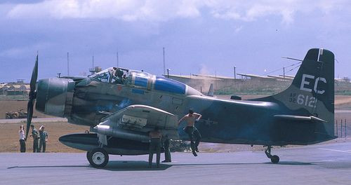 Để tìm kiếm ứng viên cho các vụ ném bom yểm trợ mặt đất và ném bom chiến thuật, Không quân Mỹ cần một loại máy bay rẻ tiền hơn, hiệu quả cao hơn và nhất là phải đối phó được với MiG cũng như với tên lửa phòng không của quân giải phóng.