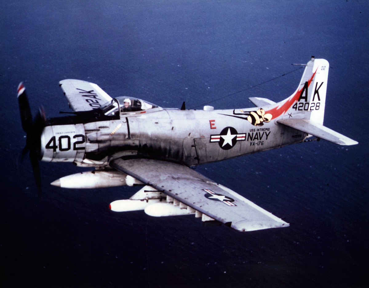 Douglas A-1D Skyraider – một loại chiến đấu cơ được nghiên cứu từ Chiến tranh Thế giới thứ hai và ra đời vào cuối cuộc chiến này đã được Mỹ đưa vào sử dụng cho những nhiệm vụ ném bom mức độ chiến lược ở miền Nam Việt Nam.