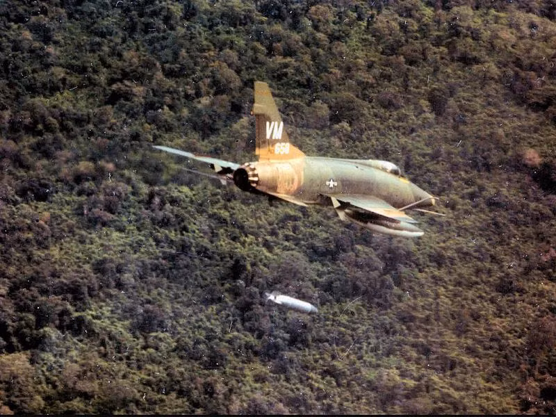 Các loại máy bay ném bom của Mỹ, vốn dĩ có thể dễ dàng trở thành mồi cho hệ thống hoả lực phòng không hay cho lực lượng tiêm kích MiG của Không quân Việt Nam trong khi đó, F-100 cũng không phải là loại máy bay có độ cơ động tốt cho lắm, nhất là khi nó mang theo đầy tải bao gồm bình nhiên liệu phụ và bom. Mặc dù vậy, F-100 vẫn là loại máy bay được tham gia nhiều phi vụ xuất kích nhất và có số giờ bay nhiều nhất trong toàn bộ cuộc chiến này.