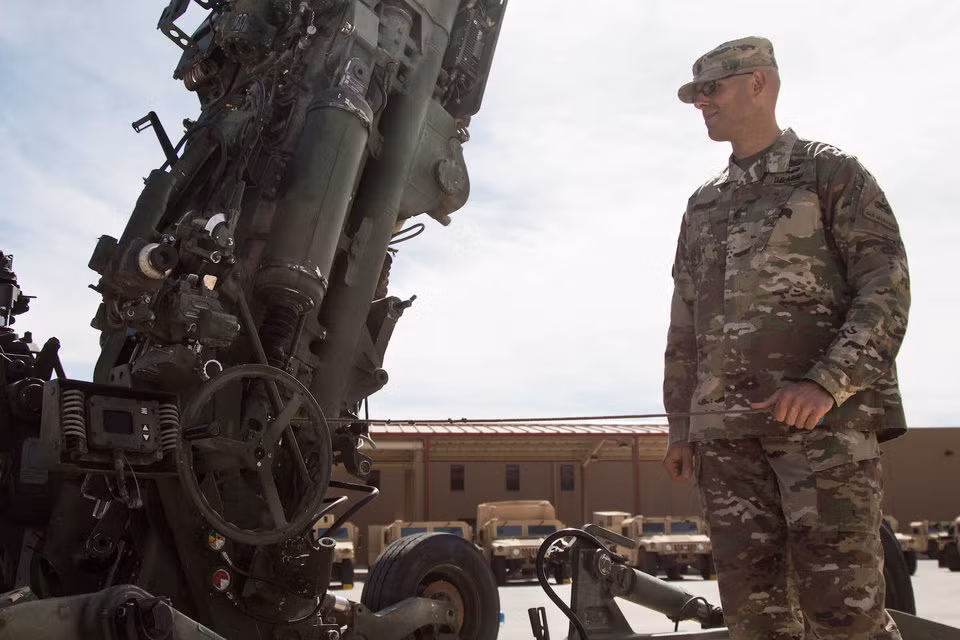 Cận cảnh cơ cấu điều khiển góc nâng và góc bắn của lựu pháo M777. Nguồn ảnh: BI.