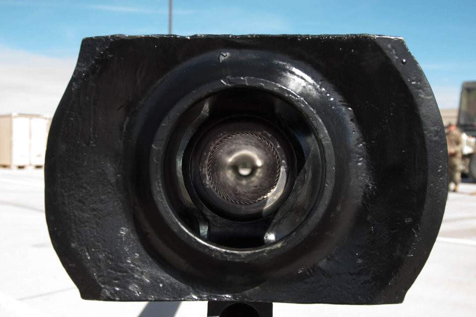 Và nhìn từ phía trước, có thể dễ dàng nhận ra đây là một khẩu pháo nòng có khương tuyến chứ không phải pháo nòng trơn như mốt hiện nay. Nguồn ảnh: BI.