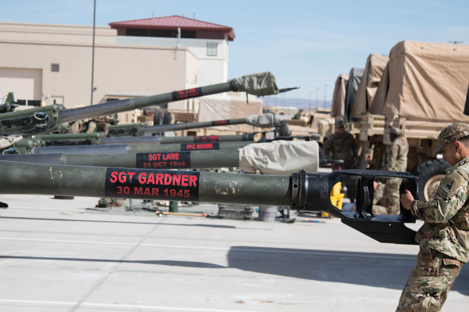 Những khẩu pháo siêu nhẹ M777 tại doanh trại Fort Bliss của Mỹ được đặt theo tên của những người lính Mỹ đã thiệt mạng trong cuộc chiến tại Afghanistan. Nguồn ảnh: BI.