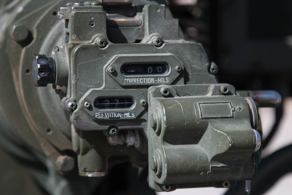 Đồng hồ hiển thị độ nghiêng và góc bắn, toàn bộ hệ thống đồng hồ trên pháo đều có cấu tạo cơ học - điều này có nghĩa khẩu pháo vẫn sẽ hoạt động tốt khi bị áp chế điện tử. Nguồn ảnh: BI.