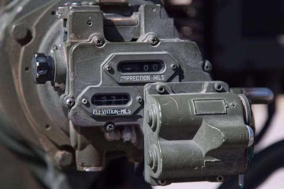 Đồng hồ hiển thị độ nghiêng và góc bắn, toàn bộ hệ thống đồng hồ trên pháo đều có cấu tạo cơ học - điều này có nghĩa khẩu pháo vẫn sẽ hoạt động tốt khi bị áp chế điện tử. Nguồn ảnh: BI.