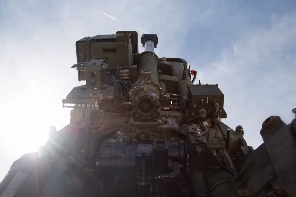 Góc nâng nòng tối đa của M777 là 71,7 độ. Nguồn ảnh: BI.