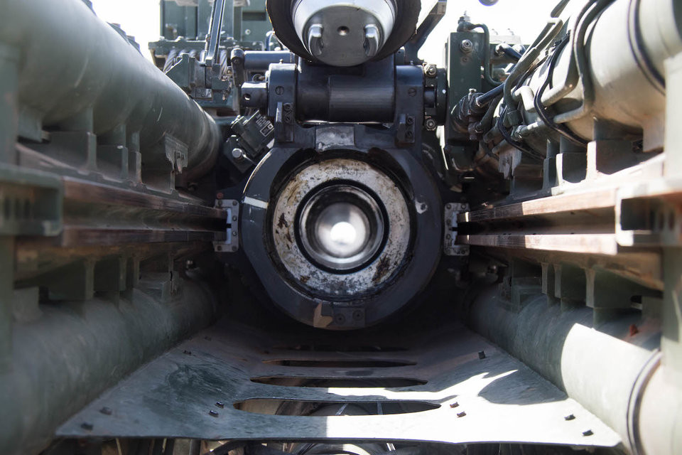 Nòng pháo của khẩu M777 nhìn từ khay nạp đạn phía sau. Nguồn ảnh: BI.