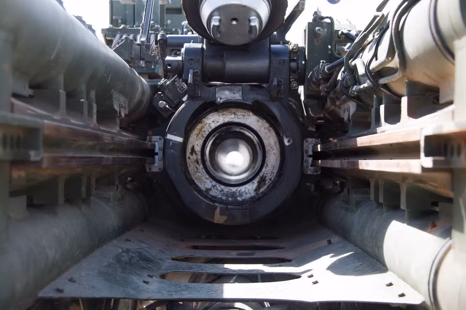 Nòng pháo của khẩu M777 nhìn từ khay nạp đạn phía sau. Nguồn ảnh: BI.