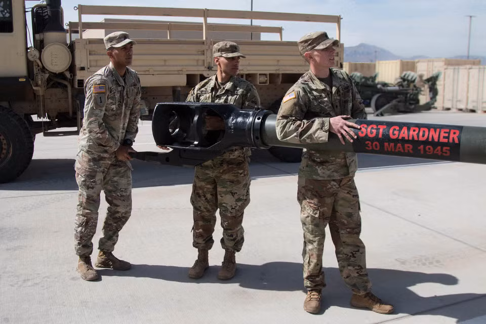 Khi sử dụng đạn thông minh bắn ở khoảng cách tối đa, độ lệch mục tiêu của M777 chỉ là... 5 mét. Tốc độ bắn tối đa của khẩu pháo này lên tới 5 viên một phút. Nguồn ảnh: BI.