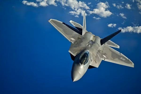 Bên cạnh một vài cái tên đã quá quen thuộc như F-22 Raptor, F-35 Lightning II, Sukhoi Su-57 hay Chengdu J-20; vẫn còn rất nhiều loại chiến đấu cơ thế hệ 5 khác đang được các quốc gia trên thế giới phát triển để phù hợp với xu thế chung của tác chiến không quân trong tương lai. Và điều đáng ngạc nhiên là ở châu Á có tới ít nhất 4 quốc gia có chương trình phát triển chiến đấu cơ thế hệ 5 riêng, trong khi đó ở châu Âu chỉ có một hoặc hai nước tỏ ra quan tâm. Nguồn ảnh: USAF.