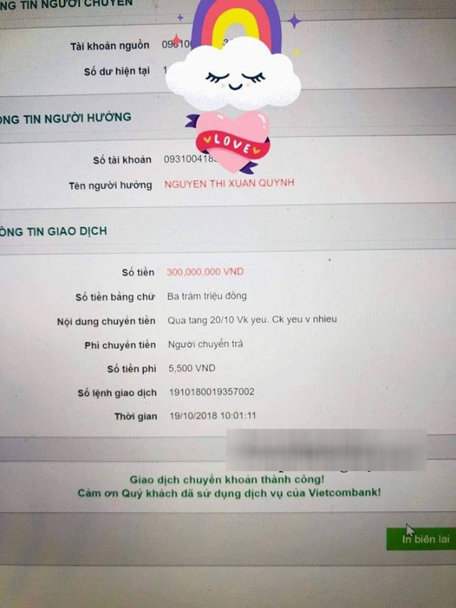 Khoe chuyển khoản tặng vợ 300 triệu nhân ngày 20.10 qua dịch vụ Internet Banking của Vietcombank, anh chồng vì bị tố ba xạo hay khiến nhiều người đàn ông khác bị vợ réo tên trên Facebook nên phải xóa ảnh. Nhiều người đoán anh ta chỉnh sửa số tiền chuyển qua vợ rồi chụp ảnh khoe khoang. Có người khẳng định Vietcombank không cho phép chuyển 300 triệu đồng một lần hay thắc mắc vì sao tiền phí chỉ 5.500 đồng? Trên thực tế, Vietcombank vẫn hỗ trợ chuyển 300 triệu đồng cho người cùng hệ thống ngân hàng qua dịch vụ Internet Banking và cũng chỉ thu phí có 5.500 đồng.