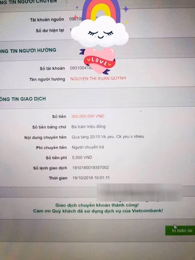 Khoe chuyển khoản tặng vợ 300 triệu nhân ngày 20.10 qua dịch vụ Internet Banking của Vietcombank, anh chồng vì bị tố ba xạo hay khiến nhiều người đàn ông khác bị vợ réo tên trên Facebook nên phải xóa ảnh. Nhiều người đoán anh ta chỉnh sửa số tiền chuyển qua vợ rồi chụp ảnh khoe khoang. Có người khẳng định Vietcombank không cho phép chuyển 300 triệu đồng một lần hay thắc mắc vì sao tiền phí chỉ 5.500 đồng? Trên thực tế, Vietcombank vẫn hỗ trợ chuyển 300 triệu đồng cho người cùng hệ thống ngân hàng qua dịch vụ Internet Banking và cũng chỉ thu phí có 5.500 đồng.