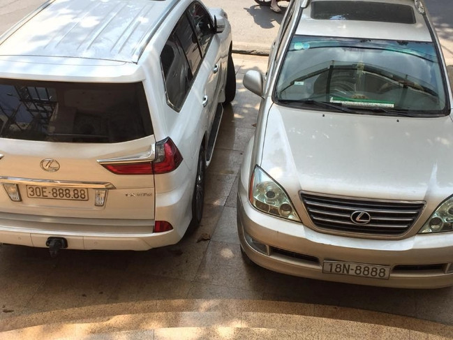 Khi ô tô của đại gia xưa và nay đậu gần nhau.