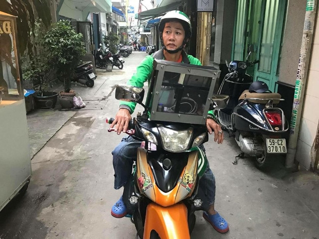 Tài xế GrabBike gắn thùng máy tính trước đầu xe phát Wi-fi miễn phí cho khách.