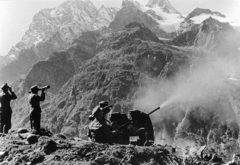 Ngoài ra, chiến dịch này còn cực kỳ quan trọng với Đức quốc xã khi nó cho phép quân đội và cả nền công nghiệp của Đức chạm tay được vào vùng dầu mỏ quan trọng nhất của Liên Xô với trữ lượng khổng lồ đặt tại Kavkaz. Nguồn ảnh: WWIIpic.