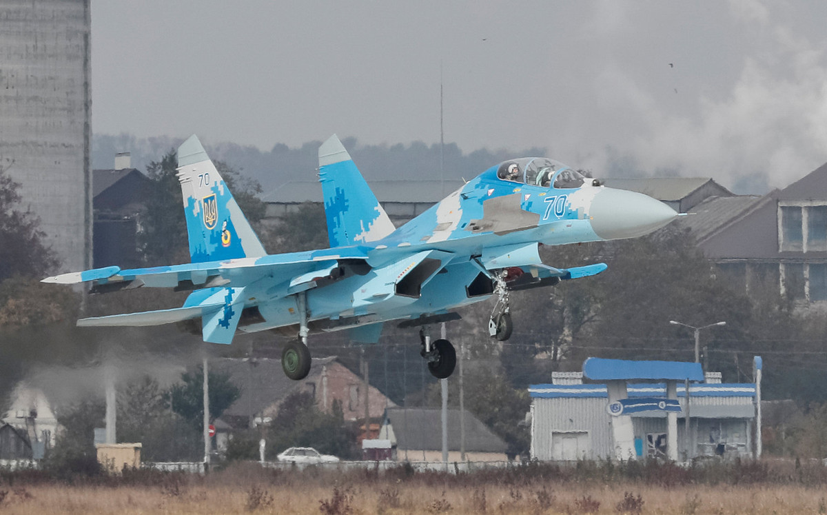 Theo đó chiếc Su-27UB mang số hiệu "70" (trong hình) là một trong nhiều chiếc Su-27 - Ukraine có được từ Không quân Liên Xô sau khi Liên Xô tan rã, tuy nhiên chiếc Su-27UB này từng bị loại biên sau khi hết niên hạn hoạt động trong đầu những năm 2010 nhưng sau đó vẫn được tân trang và đưa vào biên chế trở lại trong năm 2014. Nguồn ảnh: BI.