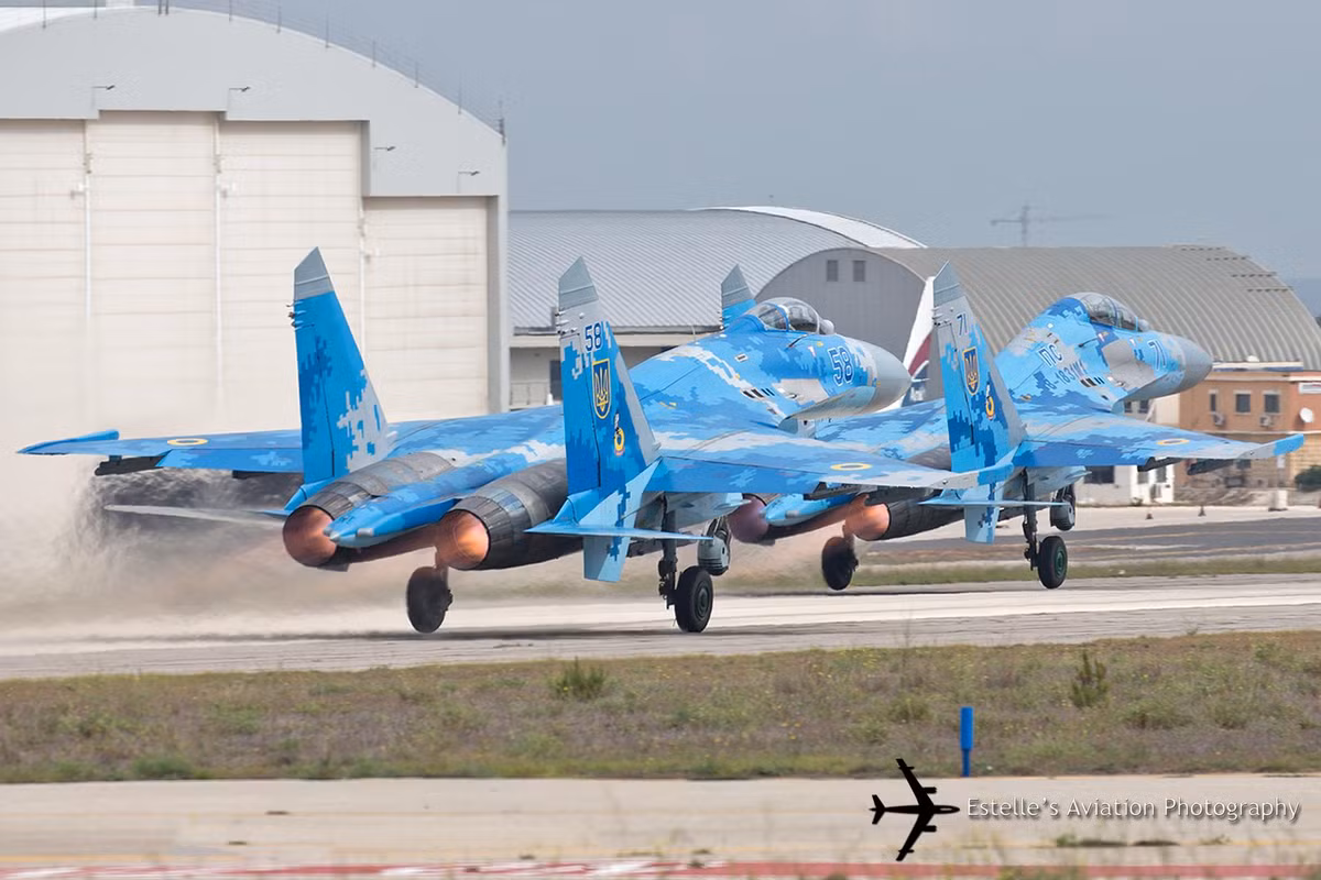 Hiện tại các thông tin về nguyên nhân của vụ tai nạn Su-27UB hôm thứ ba vừa rồi ở Ukraine vẫn rất mù mờ, chưa rõ vụ việc có nguyên nhân do lỗi kỹ thuật hay do lỗi của con người. Nguồn ảnh: Aviation.