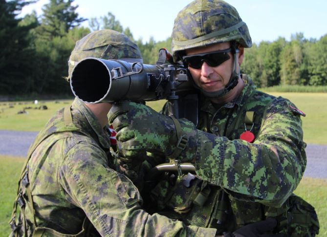 Việc sản xuất ra loại đạn dẫn đường sẽ biến M3 Carl Gustav từ một khẩu súng cổ lỗ thành một khẩu súng chống tăng hiện đại, tăng cường khả năng tác chiến và giúp nó tiếp tục "sống tốt" trong thời buổi vũ khí thông minh hiện đại ngày nay. Nguồn ảnh: Glom.