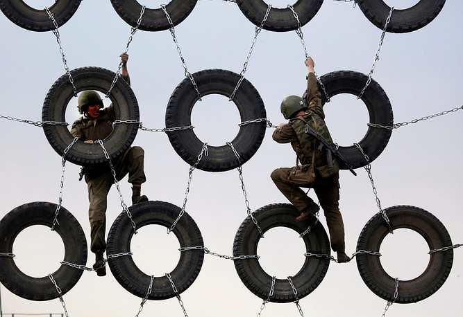 Thành viên trong lực lượng đặc nhiệm trinh sát của Nga thực hiện bài huấn luyện vượt chướng ngại vật tại bãi huấn luyện Kadamovsky. Nguồn ảnh: TASS.