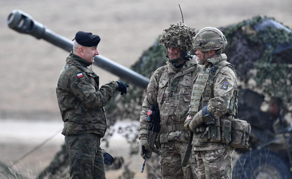 Việc thử khả năng hành quân qua nhiều nước châu Âu cũng là một mục tiêu cực kỳ quan trọng để đánh giá lại sự hiệp đồng tác chiến và thông tin liên lạc giữa nhiều các quốc gia NATO. Trong tháng 1 vừa rồi, một đoàn pháo tự hành của Mỹ đã bị Biên phòng Đức chặn lại không cho vào nước này - gây nên rất nhiều vấn đề. Nguồn ảnh: BI.