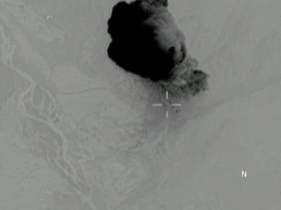 Năm 2017, Tổng thống Donald Trump lên ngôi và "Mẹ của các loại bom" được Mỹ ném xuống Afghanistan. "Việc sử dụng vũ khí mạnh hơn không đồng nghĩa với việc cuộc chiến ở Afghanistan đang nóng trở lại" - Mỹ biện minh. Nguồn ảnh: BI.