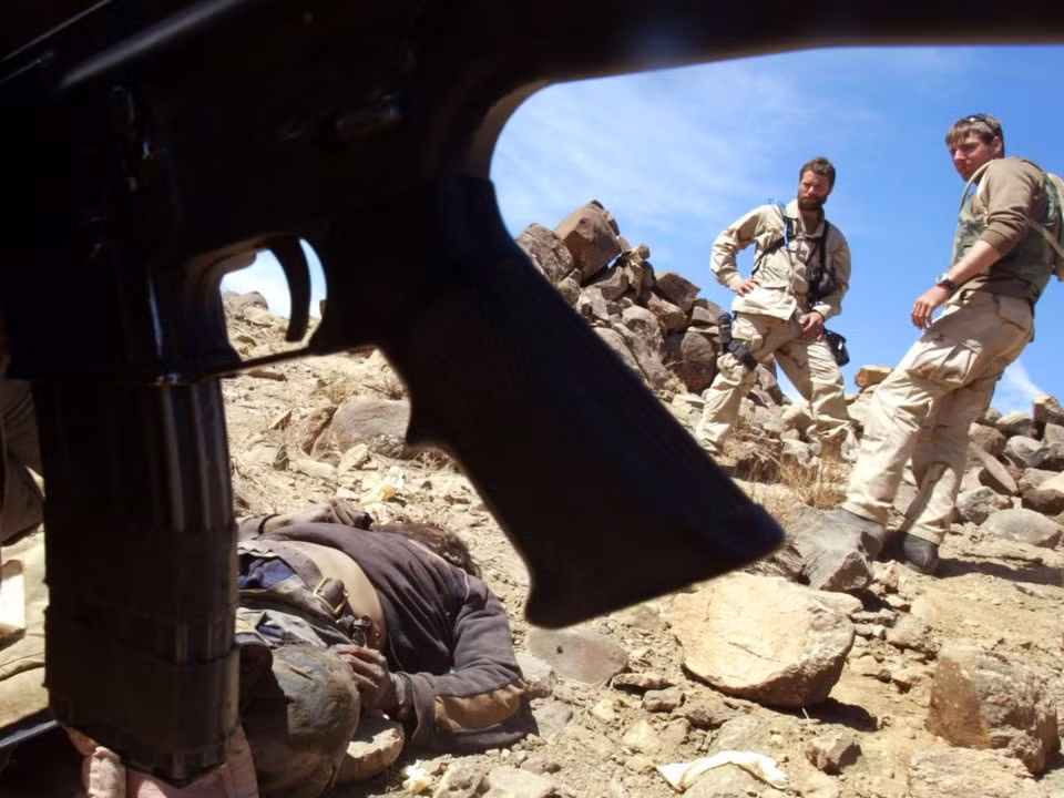 Năm 2002, Mỹ tung ra chiến dịch quân sự mang tên Anaconda, quét 800 quân Taliban. Cùng thời gian này, Mỹ và quốc tế đã ngồi vào bàn đàm phán để tìm cách xây dựng lại Afghanistan sau một năm chiến tranh tàn phá. Nguồn ảnh: BI.