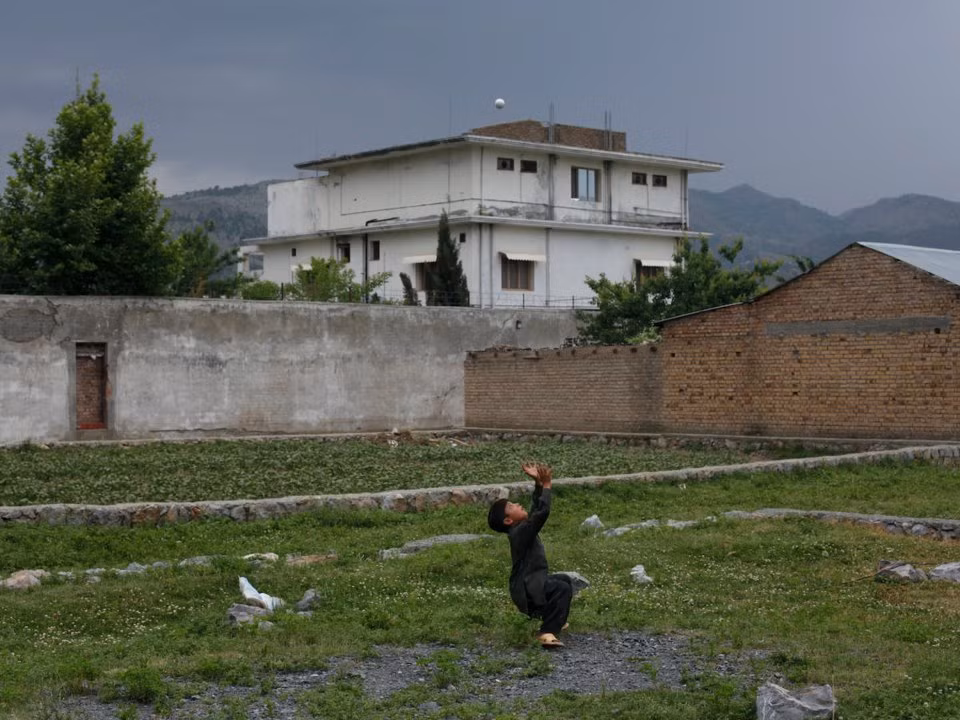 Năm 2011, cuộc săn tìm trùm khủng bố Osama bin Laden kết thúc với việc đặc nhiệm SEAL của Mỹ tiêu diệt được tên này tại phòng ngủ của y. Đổi lại sau 10 năm chiến đấu, Mỹ đã mất 1.800 lính và chi hết 444 tỷ USD. Nguồn ảnh: BI.