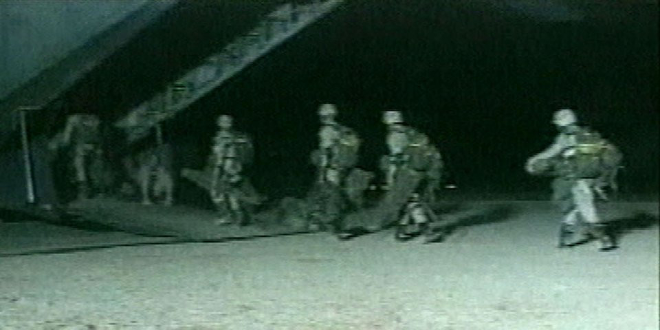 Cuộc chiến tranh Afghanistan bắt đầu từ năm 2001 khi Mỹ tung quân tới Afghanistan lấy lý do truy tìm khủng bố Osama bin Laden - kẻ chủ mưu gây ra vụ tấn công 11/9, cũng như xóa sổ tổ chức khủng bố al-Qaeda. Nguồn ảnh: BI.