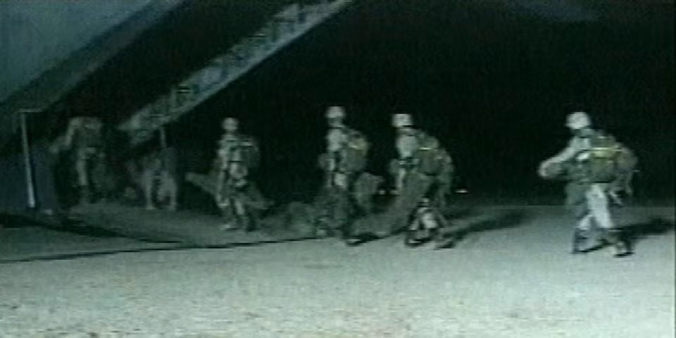 Cuộc chiến tranh Afghanistan bắt đầu từ năm 2001 khi Mỹ tung quân tới Afghanistan lấy lý do truy tìm khủng bố Osama bin Laden - kẻ chủ mưu gây ra vụ tấn công 11/9, cũng như xóa sổ tổ chức khủng bố al-Qaeda. Nguồn ảnh: BI.