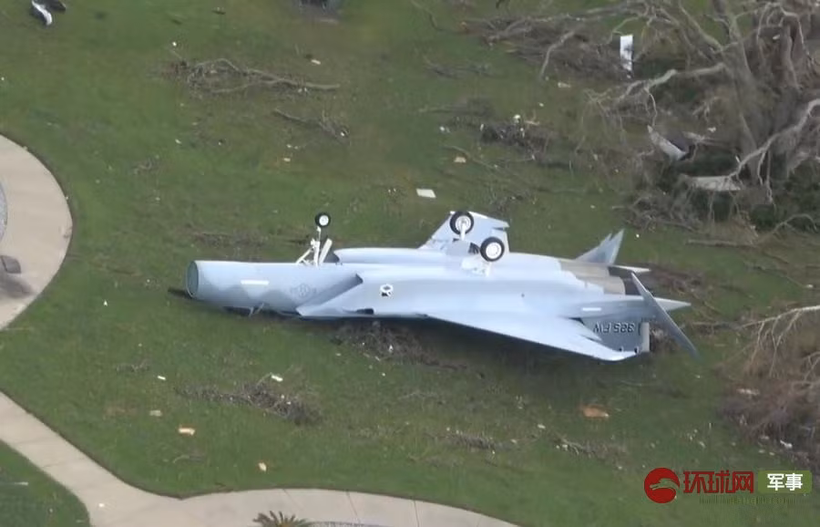 Chiến đấu cơ bị gió thổi bay ra góc đường băng. Nguồn ảnh: Huangqiu.
