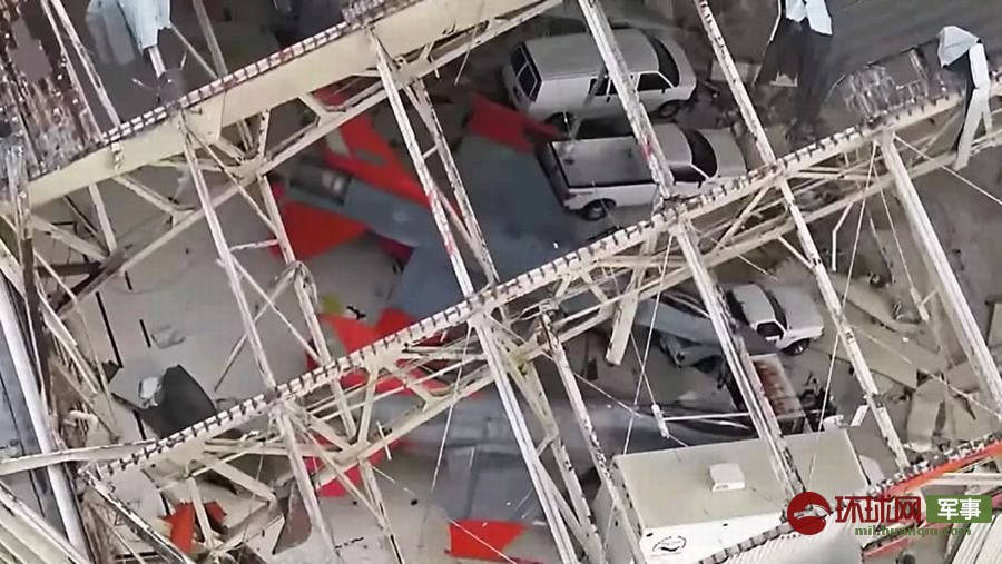 Theo truyền thông Mỹ, Tyndall là căn cứ sân bay quân sự bị ảnh hưởng lớn nhất bởi siêu bão. Không quân Mỹ đã dự tính trước điều này và quyết định sơ tán bớt máy bay F-22 ra khỏi căn cứ để giảm thiệt hại, tuy nhiên số phận của những chiếc ở lại sân bay này là cực kỳ hẩm hiu khi nhà chứa máy bay bị gió thổi bay nóc. Nguồn ảnh: Huangqiu.