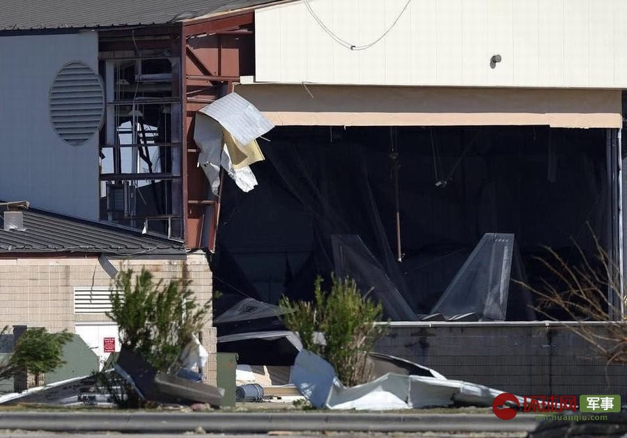 Hai hung canh can cu F-22 sau khi bi bao Michael 