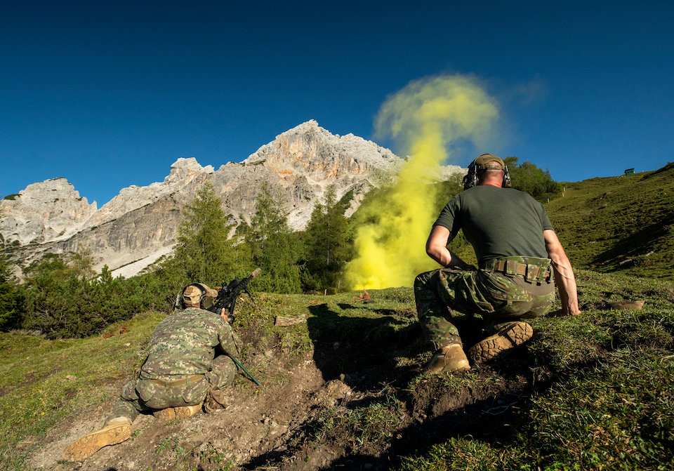 Lính bắn tỉa thậm chí còn phải sử dụng tới lựu đạn khói để xác định hướng gió cũng như tốc độ gió. Nguồn ảnh: BI.