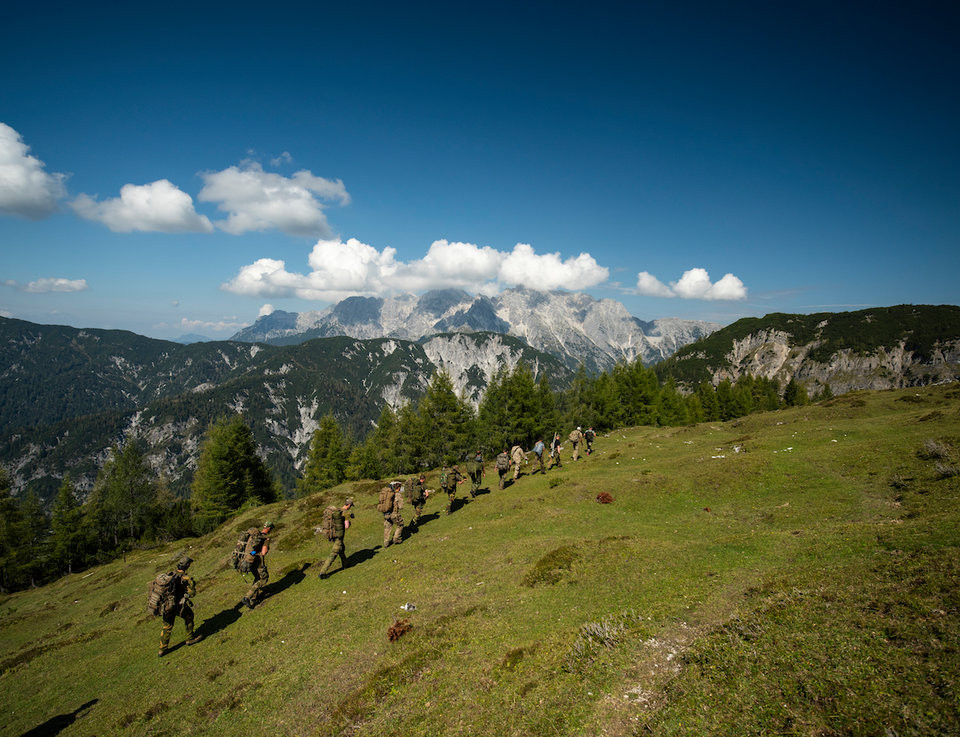Cảnh đẹp nao lòng trong cuộc huấn luyện bắn tỉa trên dãy núi Anpơ tại Áo. Nguồn ảnh: BI.