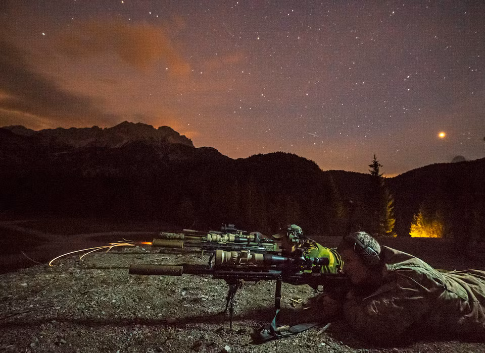 Lính bắn tỉa và trợ thủ tới từ nhiều quốc gia với nhiều ngôn ngữ khác nhau cũng được "đổi chéo" để thử khả năng tác chiến trong trường hợp đồng đội sử dụng tiếng nước ngoài. Nguồn ảnh: BI.