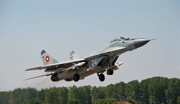 Quyết định mua F-16 đồng nghĩa với việc lô tiêm kích MiG-29 hiện có trong Không quân Bulgaria gần như không còn khả năng chiến đấu do không được nâng cấp đúng mức bởi chi phí dành cho công việc này quá đắt đỏ mà phía nhà sản xuất Nga đưa ra trước đó.
