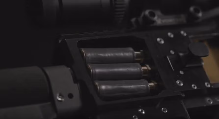 Vì sử dụng từ trường, khẩu súng này buộc phải có... điện mới có thể hoạt động được. Tuy nhiên hà sản xuất khẳng định khẩu súng này có mức tiêu hao năng lượng cho mỗi phát bắn cực thập, có thể bắn tới 15.000 phát chỉ với một lần sạc duy nhất. Nguồn ảnh: FDM.