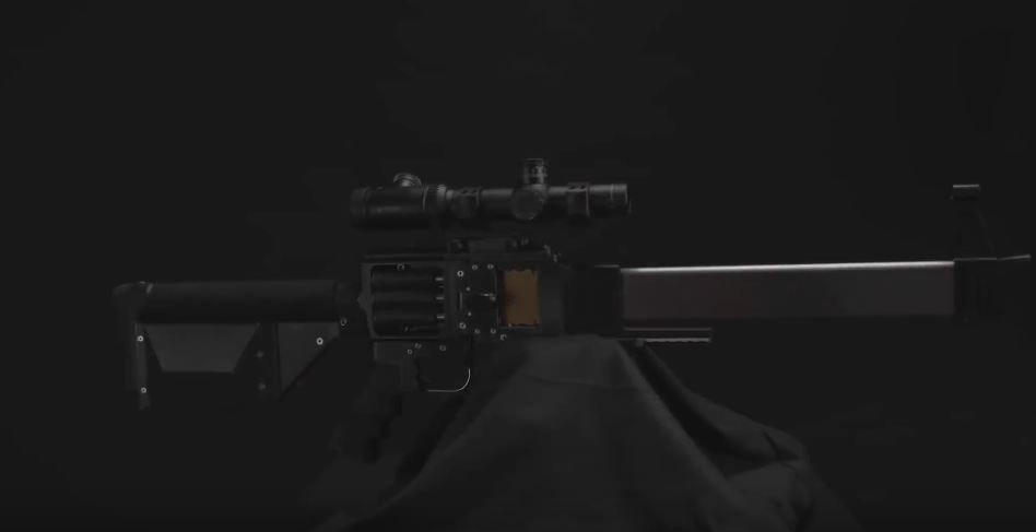 Viên đạn của súng năm nòng L5 không có đầu đạn, không có thuốc súng. Viên đạn này chỉ thực chất là một khối kim loại có hình dáng giống đạn. Khối kim loại này sẽ được đẩy đi ra khỏi nòng súng bằng từ trường - đây cũng chính là lý do khay đạn của chúng được làm bằng kim loại. Nguồn ảnh: FDM.