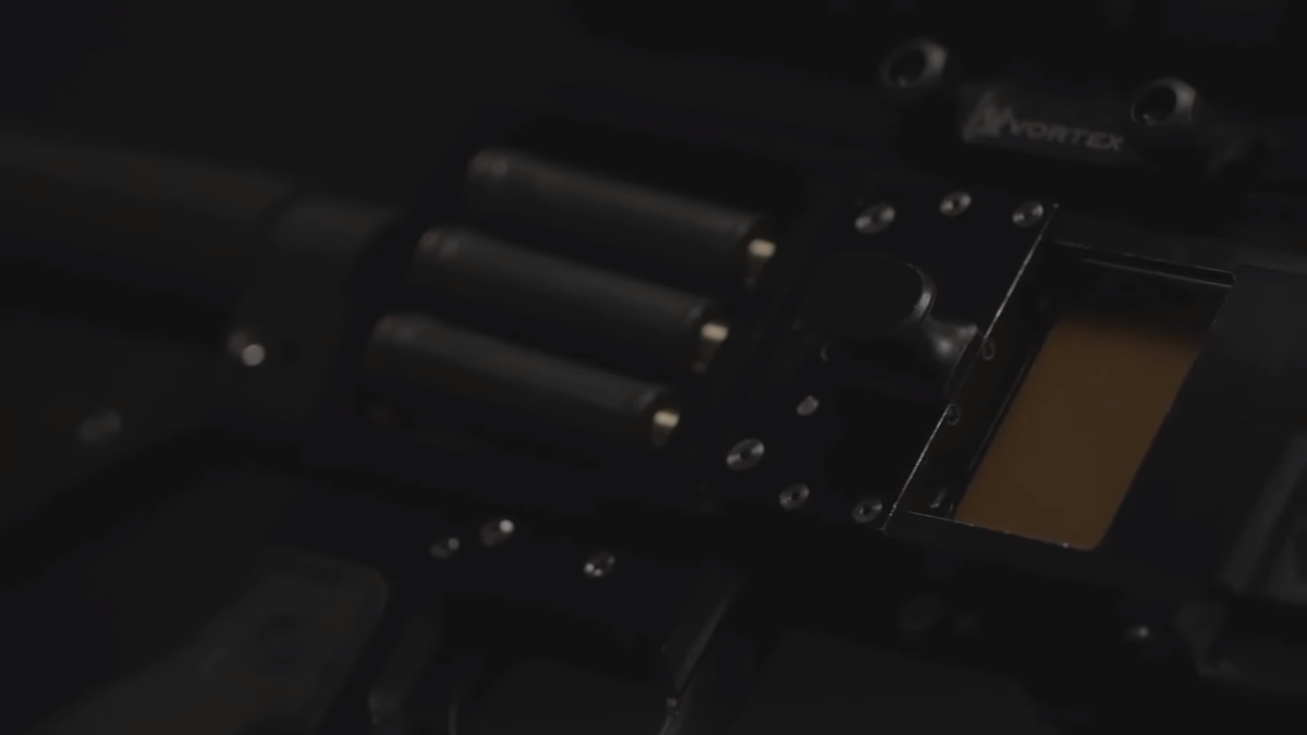 Về cơ bản, súng trường L5 có năm nòng súng và có thể khai hoả chỉ với một cò súng duy nhất. Khẩu súng này cũng có khả năng thay đổi chế độ bắn viên một hoặc năm viên một tuỳ theo ý muốn của xạ thủ. Nguồn ảnh: FDM.