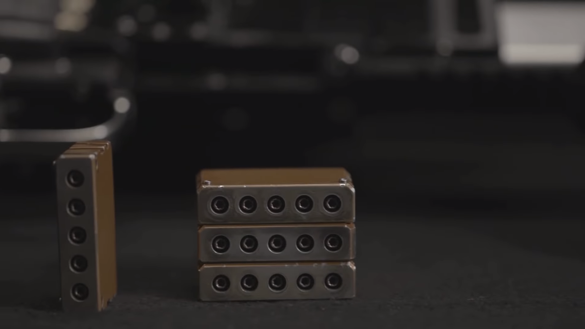 Phiên bản được thiết kế riêng cho quân đội có chỉ 4 nòng với khay đạn bốn viên. Trong khi đó phiên bản thử nghiệm lại có tới năm nòng và năm viên đạn trong khay. Tuy nhiên, L5 thậm chí còn có ý định viết lại cả khái niệm "đạn" cho khẩu súng này. Nguồn ảnh: FDM.