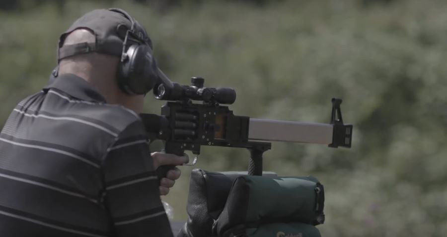 Do không sử dụng thuốc súng, cũng không có vỏ đạn, L5 được cho là khẩu súng không thể bị kẹt. Khi khai hoả, nhiệt lượng mà khẩu súng này toả ra cũng là cực kỳ ít, tiếng ốn cũng rất bé dù nó bắn ra một lúc tới năm viên đạn. Nguồn ảnh: FDM.